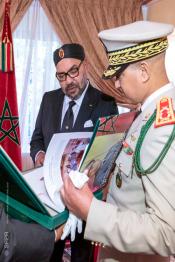 Image du Maroc Professionnelle de  Sa Majesté le Roi Mohammed VI, reçoit l'Inspecteur Général des FAR qui a remis au Souverain un livre sur l'action royale de modernisation de cette valeureuse institution à Al-Hoceima, le 20 Août 2019. (Photo/ SPPR) via Jalilbounhar.com
